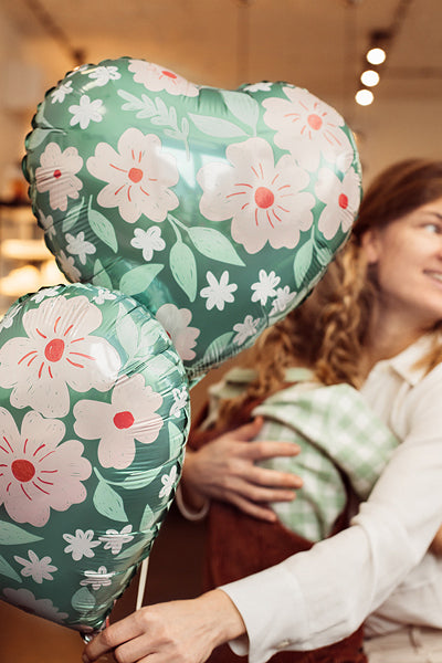 Globo de aluminio de 18 pulgadas con forma de corazón y flores.