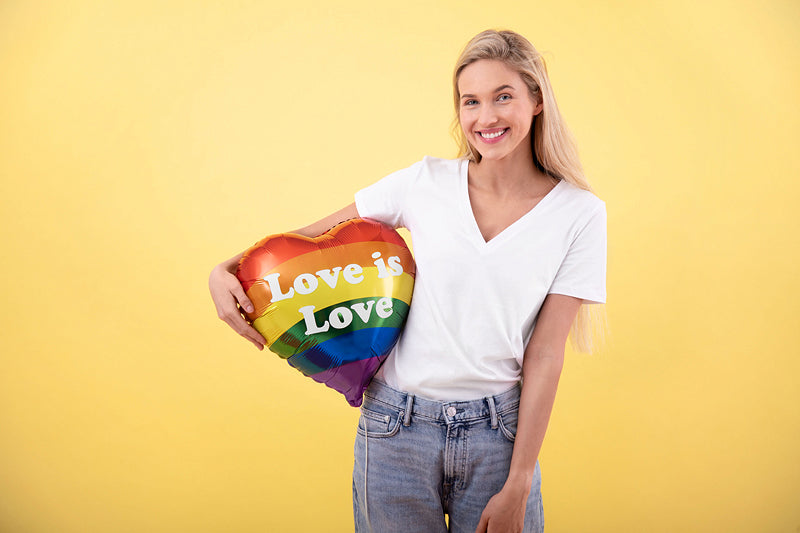 Globo de aluminio con forma de corazón "Love is Love" de 18 pulgadas.